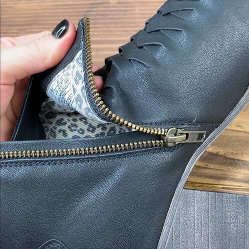 SOLD!! Billabong Black Leather Ankle Booties 9.5 - Picture 7 of 11
